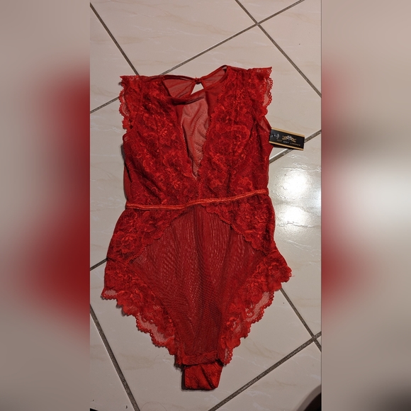 Red lace bodysuit. - Sheer mesh keyhole back teddy. - Picture 5 of 6